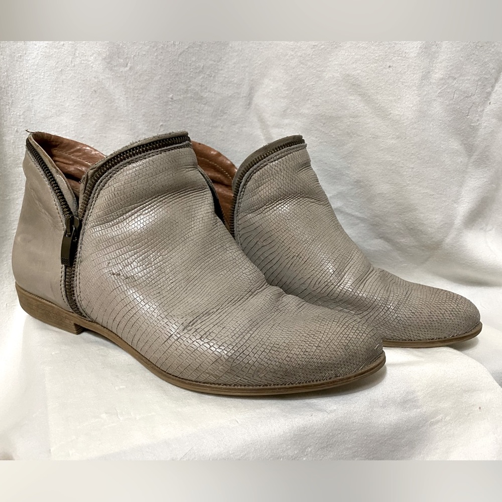 Eric Michael Ireland Gray Textured Leather Ankle Booties Women’s size EU40 US9